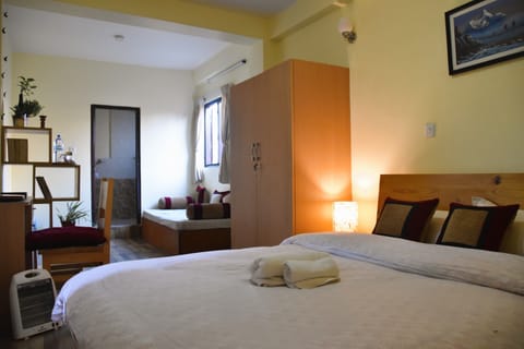 Deluxe Room, 1 Queen Bed, Private Bathroom, Courtyard Area | Individually decorated, individually furnished, laptop workspace