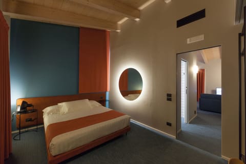 Premium bedding, down comforters, minibar, in-room safe