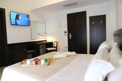 Classic Double or Twin Room | Desk, laptop workspace, blackout drapes, free WiFi