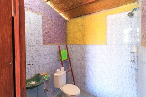 Shared Dormitory | Bathroom | Bathtub, free toiletries