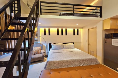 Studio Loft King Bed | Premium bedding, iron/ironing board, free WiFi, bed sheets