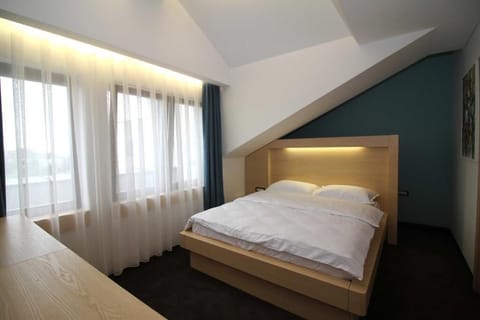 Junior Suite | Minibar, in-room safe, desk, laptop workspace