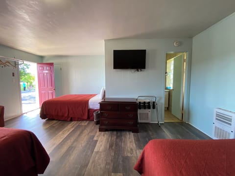 3 Double Beds Non-Smoking | Iron/ironing board, free WiFi