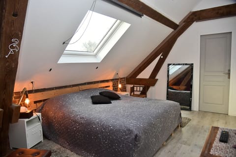 Double Room (La tete dans les étoiles) | Individually decorated, individually furnished, blackout drapes