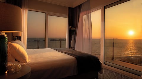 Executive Room, 1 King Bed, Sea View | Hypo-allergenic bedding, minibar, in-room safe, desk