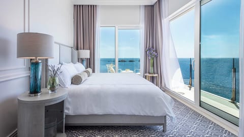 Hypo-allergenic bedding, minibar, in-room safe, desk