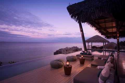Outdoor pool, free cabanas, sun loungers