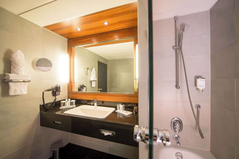 Combined shower/tub, eco-friendly toiletries, hair dryer, towels