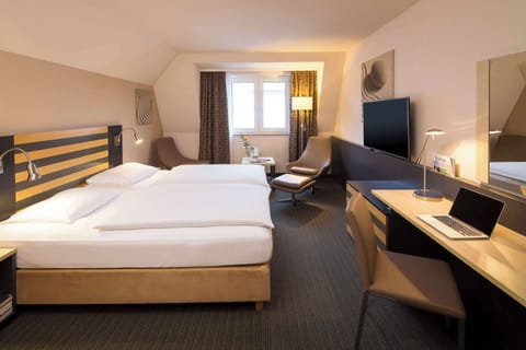 Studio, 1 King Bed | Hypo-allergenic bedding, in-room safe, desk, blackout drapes