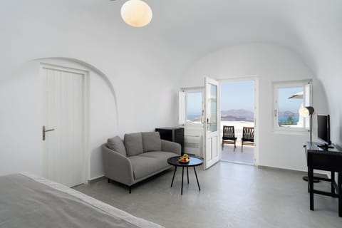 Exclusive Suite, Hot Tub, Sea View | 1 bedroom, premium bedding, in-room safe, individually decorated