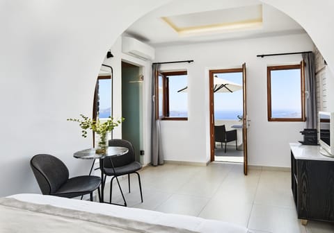 Suite, Jetted Tub, Sea View (Outdoor Heated Jetted Tub) | 1 bedroom, premium bedding, in-room safe, individually decorated