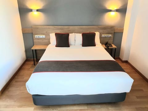 Desk, soundproofing, free WiFi, bed sheets