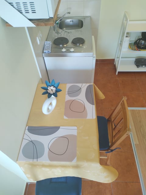 Studio | Private kitchen | Fridge, microwave, coffee/tea maker, cookware/dishes/utensils