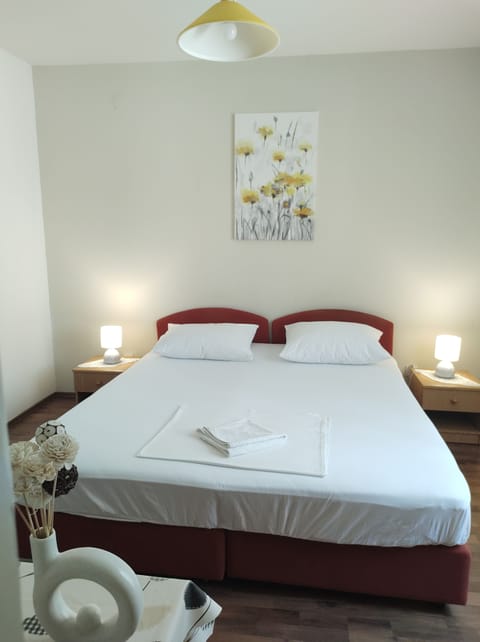 Double Room (Ensuite) | Tempur-Pedic beds, in-room safe, desk, blackout drapes