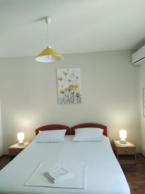 Double Room (Ensuite) | Tempur-Pedic beds, in-room safe, desk, blackout drapes