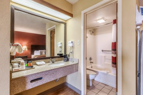 Combined shower/tub, free toiletries, hair dryer, towels