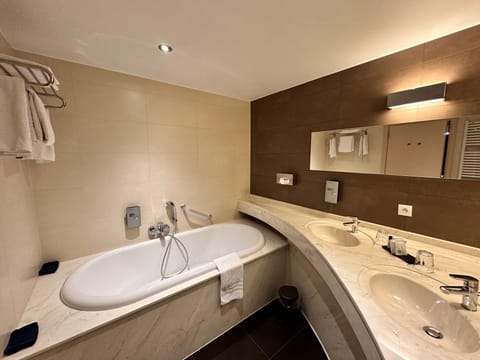Luxury Suite | Bathroom | Combined shower/tub, free toiletries, hair dryer, towels