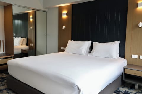 Deluxe 2 Bedroom Apartment  | Desk, laptop workspace, iron/ironing board, WiFi (free)