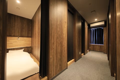 Shared Dormitory, Mixed Dorm | In-room safe, laptop workspace, iron/ironing board, free WiFi