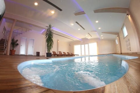 Sauna, hot tub