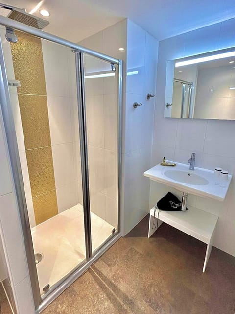 Double Room | Bathroom | Shower, free toiletries, hair dryer, towels