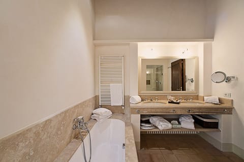 Junior Studio Suite | Bathroom | Rainfall showerhead, free toiletries, hair dryer, bathrobes
