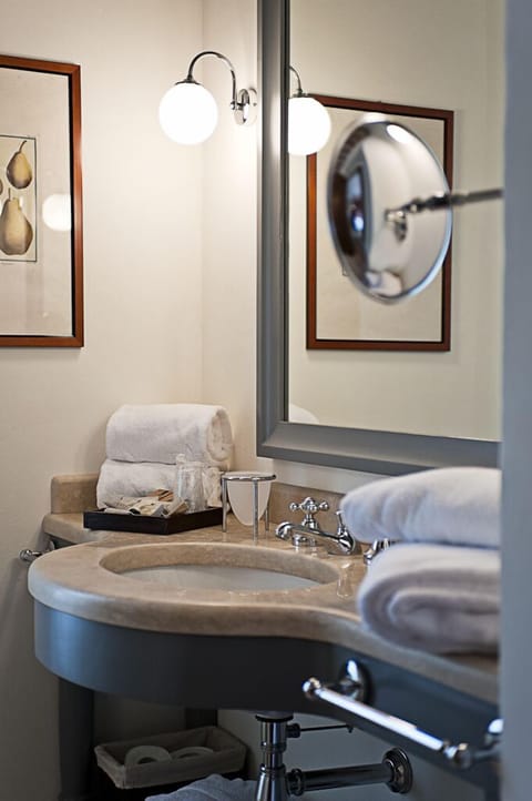 Deluxe Double Room | Bathroom sink