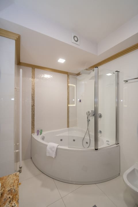 Studio Suite (2+1) | Bathroom | Hair dryer, slippers, bidet, towels