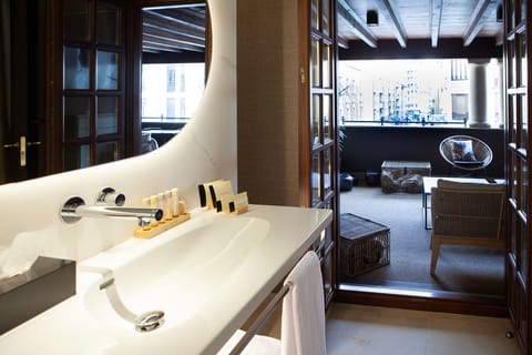 Deluxe Double Room | Bathroom | Free toiletries, hair dryer, bathrobes, slippers