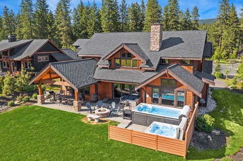 Swiftwater Lodge: - Huge swim spa and private hot tub!