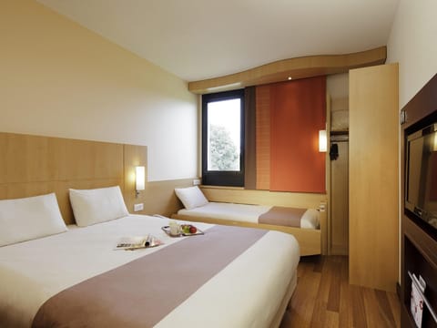 Standard Double Room, Multiple Beds | Desk, blackout drapes, soundproofing, free cribs/infant beds