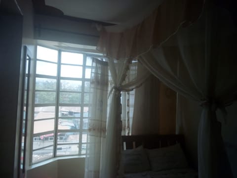 Single Room | Desk, bed sheets