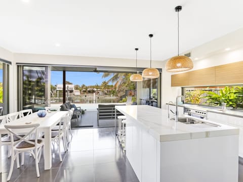 House, 4 Bedrooms | Private kitchen | Full-size fridge, microwave, oven, stovetop