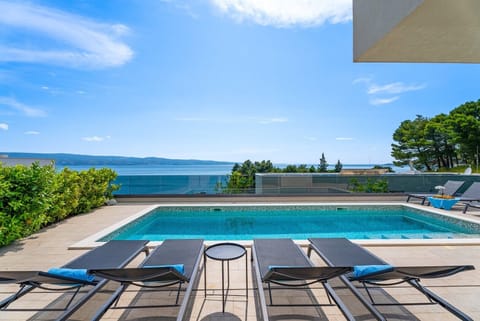 Located only 1,5km from Omiš, offering absolute privacy in quiet environment
