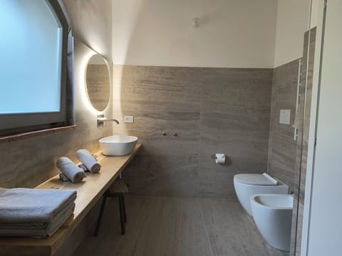 Deluxe Double Room | Bathroom | Shower, rainfall showerhead, hair dryer, slippers