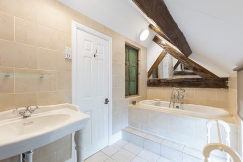 Standard Suite, 1 Double Bed | Bathroom | Free toiletries, hair dryer, towels