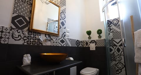 Deluxe Double Room, Balcony (Excelsa) | Bathroom | Shower, hair dryer, bathrobes, slippers