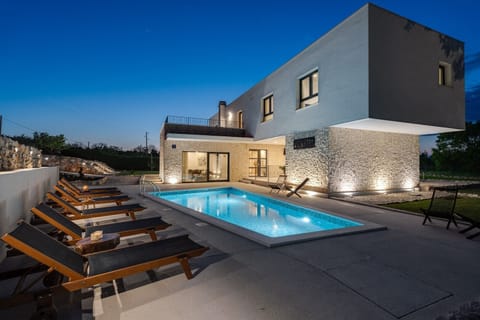 absolute privacy on 29sqm private heated pool, sun deck area with 6 deck chairs 