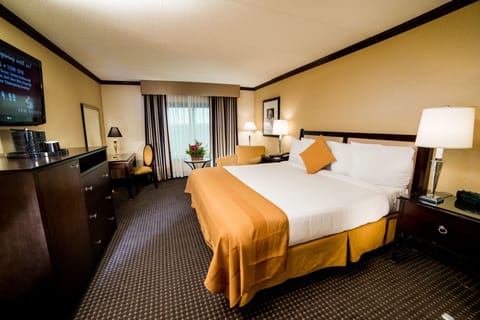 Standard Room, 1 King Bed (1 King Bed) | Premium bedding, in-room safe, desk, iron/ironing board