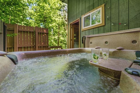 Soak under the trees – Private hot tub + fire pit for ultimate relaxation