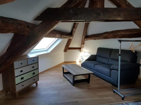 82-cm flat-screen TV with cable channels, TV, Netflix