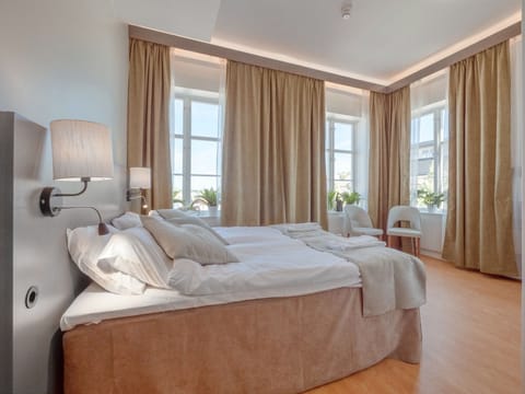 Desk, blackout drapes, free WiFi, bed sheets