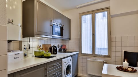 Deluxe Apartment, Private Bathroom | Private kitchen | Highchair