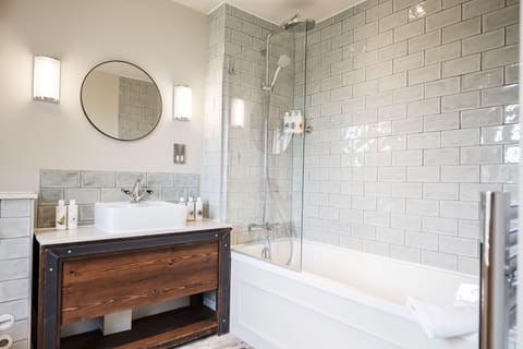 Deluxe Double Room | Bathroom | Deep soaking tub, free toiletries, hair dryer, bathrobes