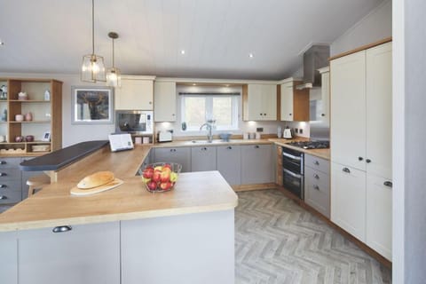 Hamlet Lodge 3 Bedroom | Private kitchen | Microwave, oven, stovetop, electric kettle
