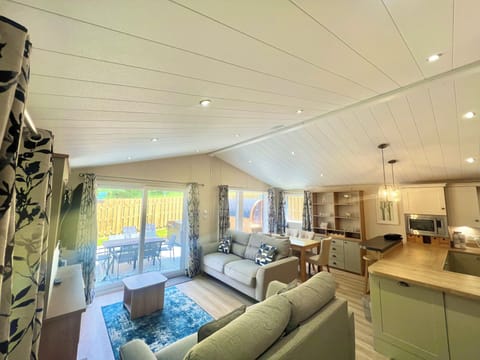 Hamlet Lodge 3 Bedroom | Living area | 42-inch Smart TV with satellite channels, streaming services