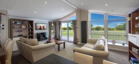 Parkview Lodge with Hot Tub 2 bedroom | Living area | 42-inch Smart TV with satellite channels, streaming services