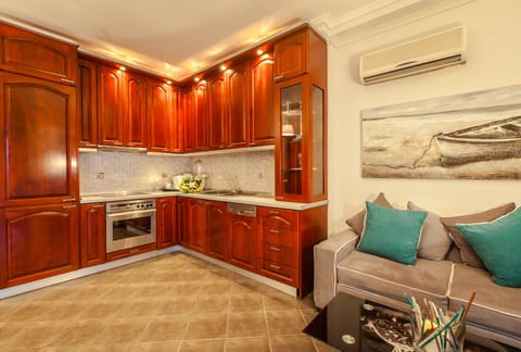 Suite, 2 Bedrooms, Balcony, Sea View | Private kitchen