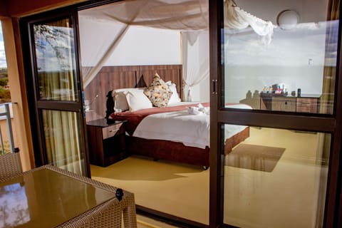 Executive Room | In-room safe, desk, laptop workspace, blackout drapes