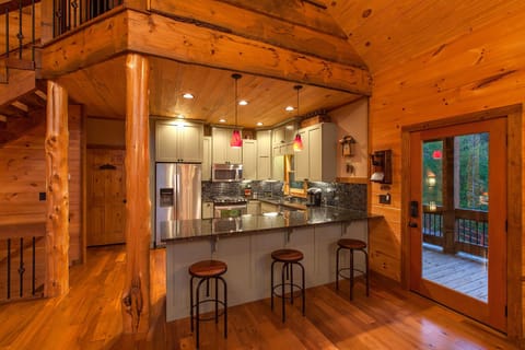 Beautiful Fully-Equipped Gourmet Kitchen